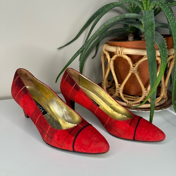 Vintage ESCADA Red Plaid Suede Kitten Heels Pumps 8 B Made in Italy Leather Sole - Picture 2 of 13